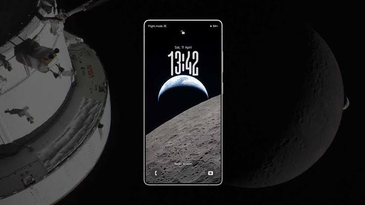 Turn your Galaxy device into space explorer with Earth and Moon wallpapers