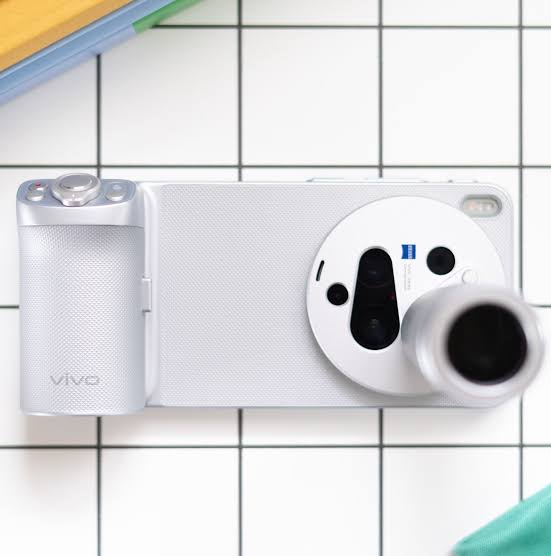 More phone cameras should come with telephoto lenses