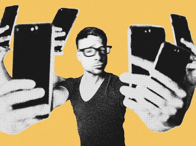 The Screenmaxxers Who Spend Every Waking Hour on Their Phones