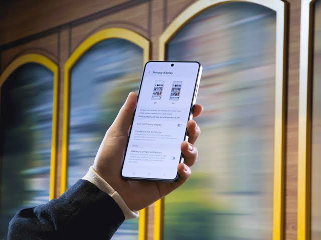 ACCIDENTAL AUDIENCES: Over A Quarter of Brits Admit to Looking at A Stranger’s Phone Screen in Public Out of Sheer Curiosity