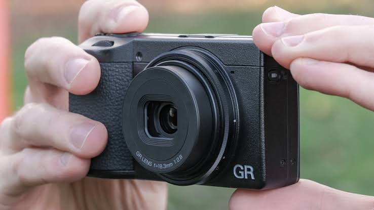 The compact camera is back… Why 2.4 million people are discovering that real buttons are outpacing smartphones in 2026