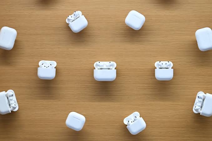 Apple’s Camera-Equipped AirPods Reach Late Testing in AI Device Push