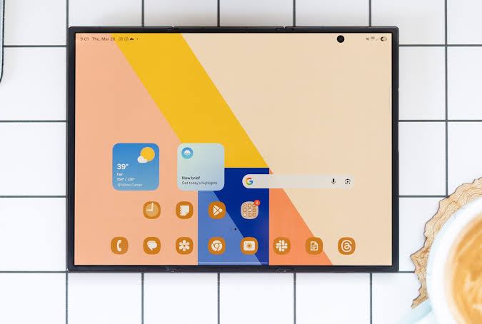 My brief, weird time with the Samsung TriFold