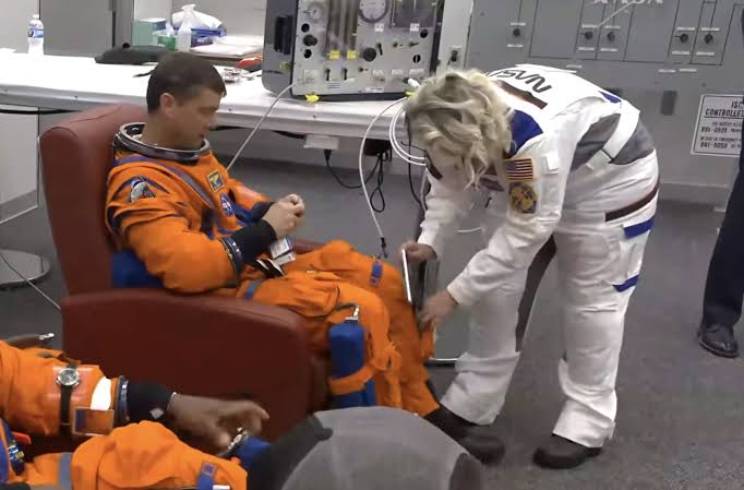 I Regret to Inform You That the Artemis II Astronauts Are Having Lots of Screen Time