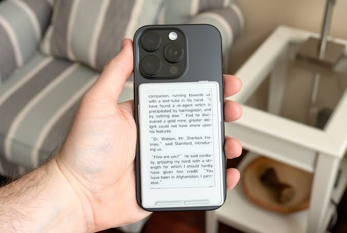 This even smaller credit card-sized e-reader has one tragic flaw