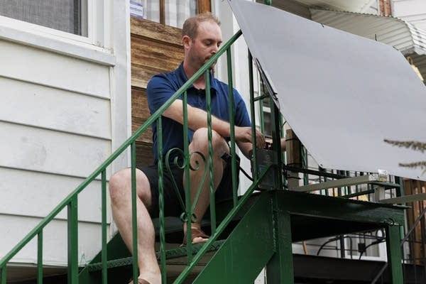 Minnesota lawmakers considering whether to allow plug-in or 'balcony' solar power