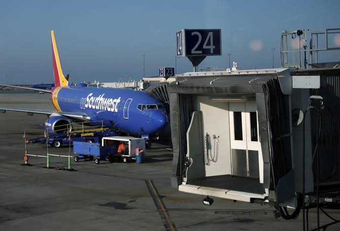 Robot dances at the airport gate, then delays Southwest flight from Oakland to San Diego