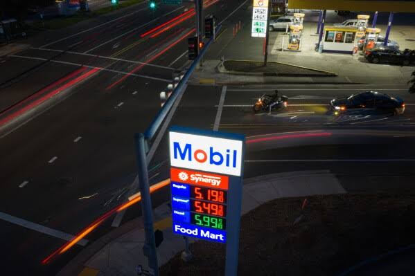 Profit for the biggest US oil companies declined in the first quarter, but only on paper