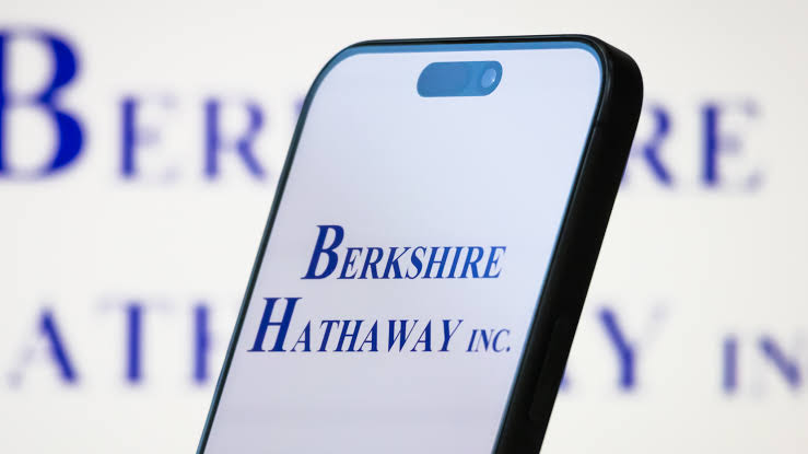 Berkshire Hathaway Earnings: Cash Hits Record $380 Billion on Stock Sales and Solid Q1 Results