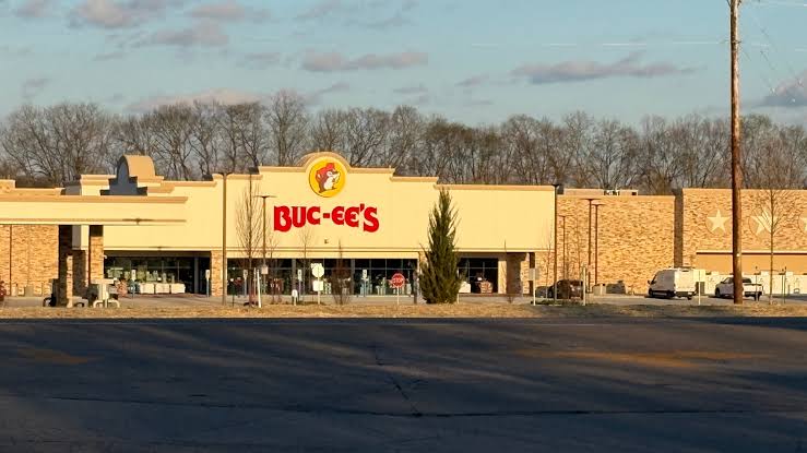 People lining up for grand opening of Ohio’s first Buc-ee’s