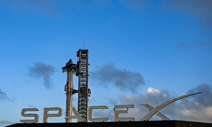 SpaceX Plans April Investor Briefings as IPO Questions Swirl