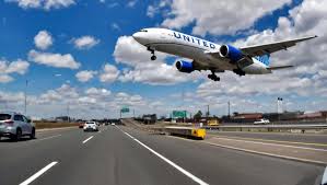 United 777 Makes A Jaw-Dropping Low Approach Over A Newark Highway