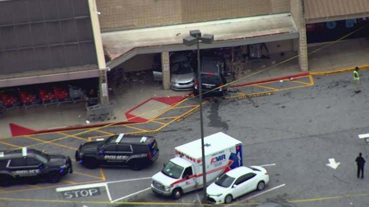 1 dead, 2 injured in car crash into Kroger in DeKalb County