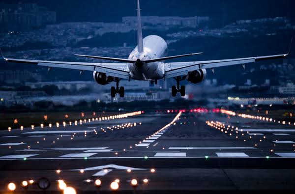 Oil Plunge Sparks a Relief Rally in Airline Stocks