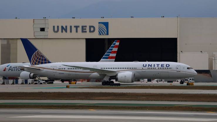 U.S. airlines are hiking fares — and travelers keep booking