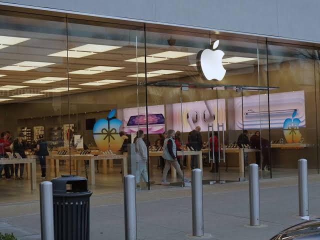 Apple is closing down first of its U.S. stores