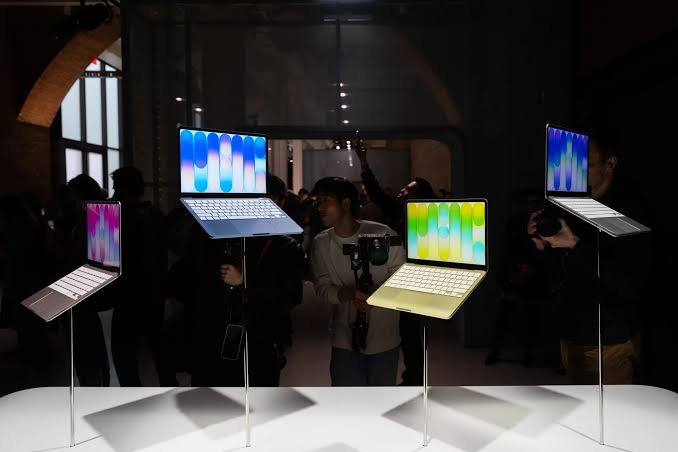 Apple Delivers Strong Forecast in Sign It’s Weathering Shortages