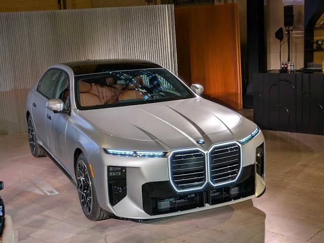 BMW's new i7 xDrive EVs will offer longer range and faster charging