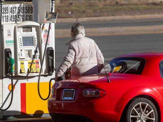 Lower earners are cutting back on gas while wealthier Americans keep filling up