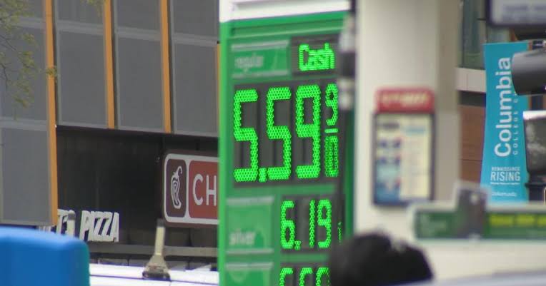 Average gas prices in Chicago surpass $5 per gallon for first time since 2022