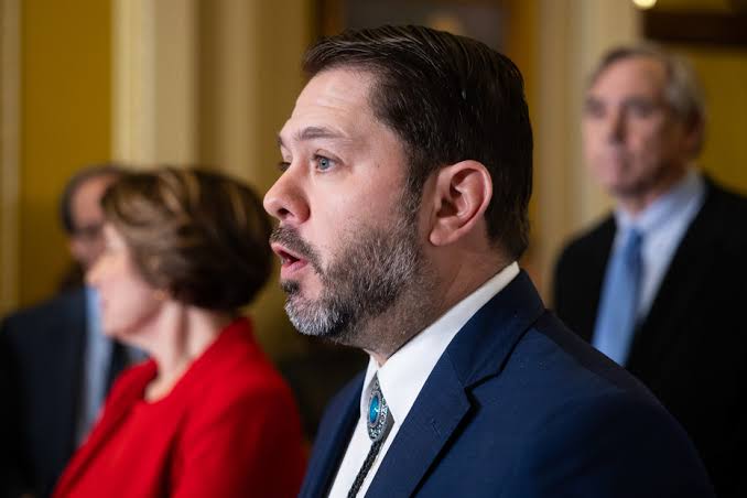 Article | Dems consider holding out for ethics language in Senate Banking’s crypto bill