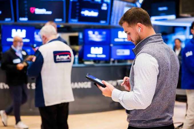 These Stocks Are Today’s Movers: Oracle, AMD, Intel, Corning, Centene, Erasca, Rambus, Coca-Cola, UPS, and More