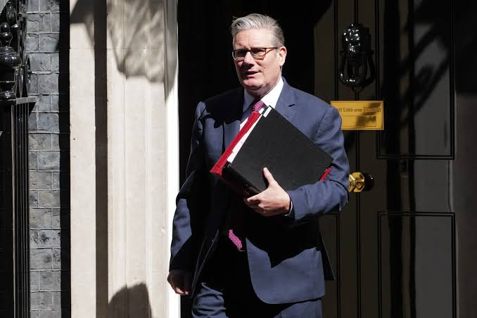 UK 30-Year Yields Jump to Highest Since 1998 on Starmer Pressure