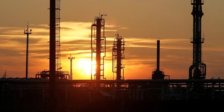 Oil Futures Settle Higher With U.S.-Iran Talks Undecided