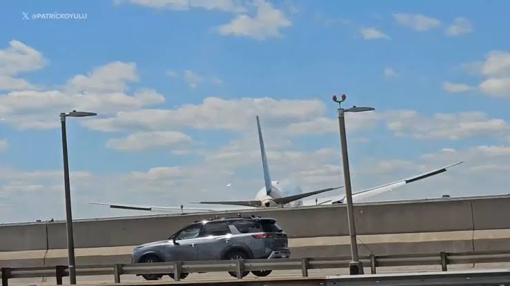 United Flight strikes light pole, damages truck on NJ Turnpike before landing at Newark Airport