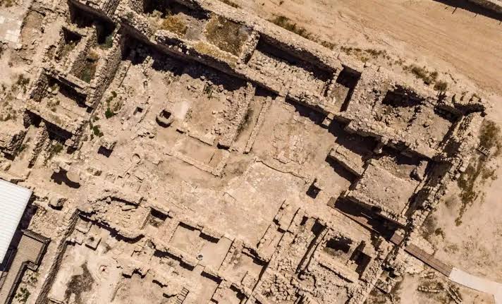 Archaeologists Discovered Sand Beneath A 5,000-year-old Temple, Traced Back To Mountains 30 Miles Away