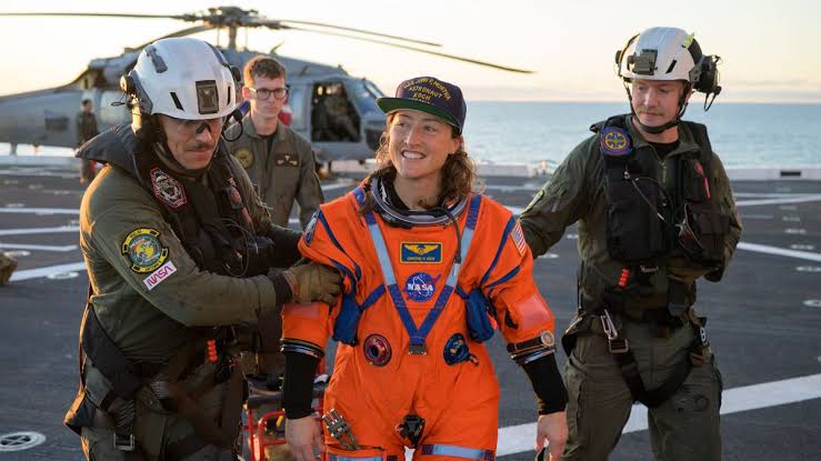 Aircraft of the Artemis II splash down