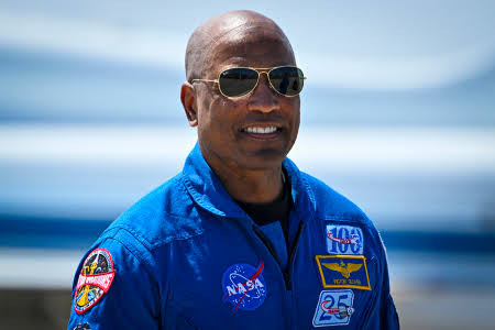 Christian Artemis II pilot Victor Glover reflects on God's creation from space