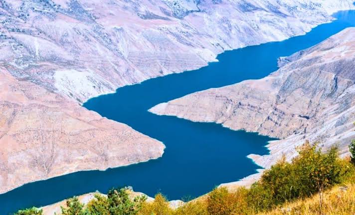 Scientists Uncover Three Oceans' Worth of Water Stored 700 Kilometers Below Earth's Surface