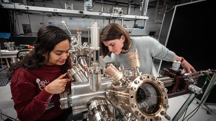 Chemists capture light-matter hybrid particles traveling long distances