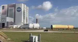 Teams prepare to stack Artemis III rocket at NASA’s Kennedy Space Center