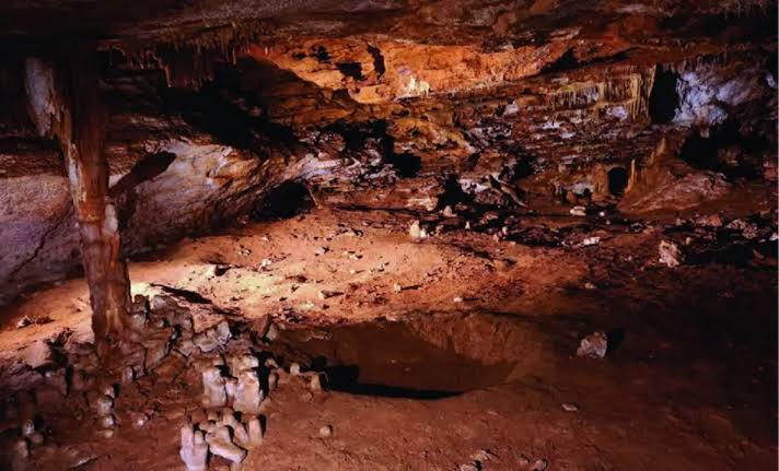 Scientists May Have Found a 175,000-Year-Old Kneeprint Deep Inside a French Cave, and It Wasn’t Made by an Animal