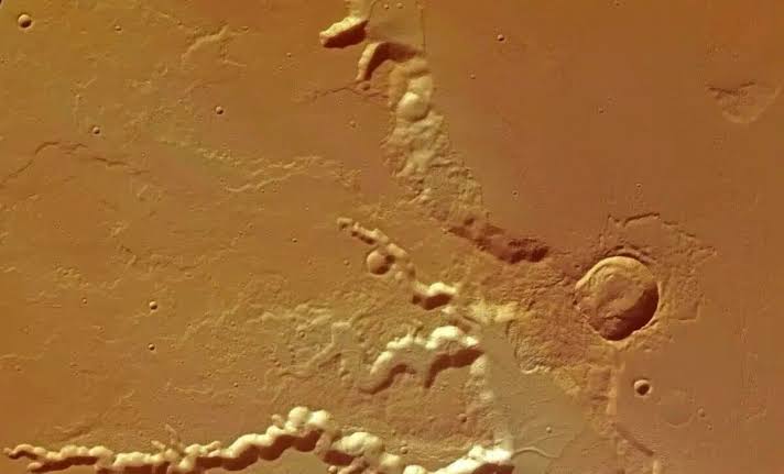 Mars Express Orbiter Finds Evidence of a Giant Hidden Water-Ice Reservoir Beneath the Red Planet’s Equator