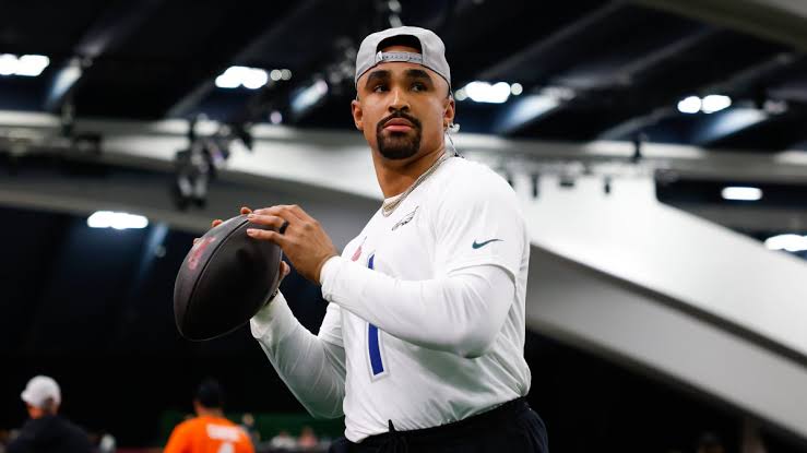 Eagles' Jalen Hurts welcomes Artemis II crew home after safe splash landing