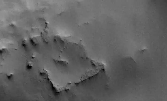 NASA Spotted a Strange Square Shape on Mars That Went Viral Overnight, Until the Full Picture Emerged