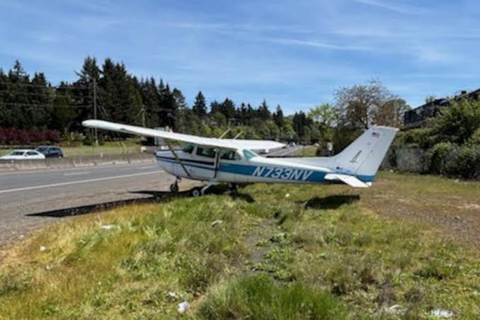 Small plane makes emergency landing on Hwy 14 in Vancouver