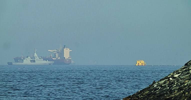 2 U.S. Navy destroyers transit Strait of Hormuz after dodging Iranian onslaught